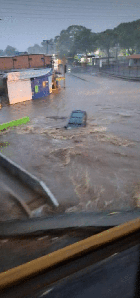 Primeras lluvias causan inundaciones en calles y avenidas de la Gran ...