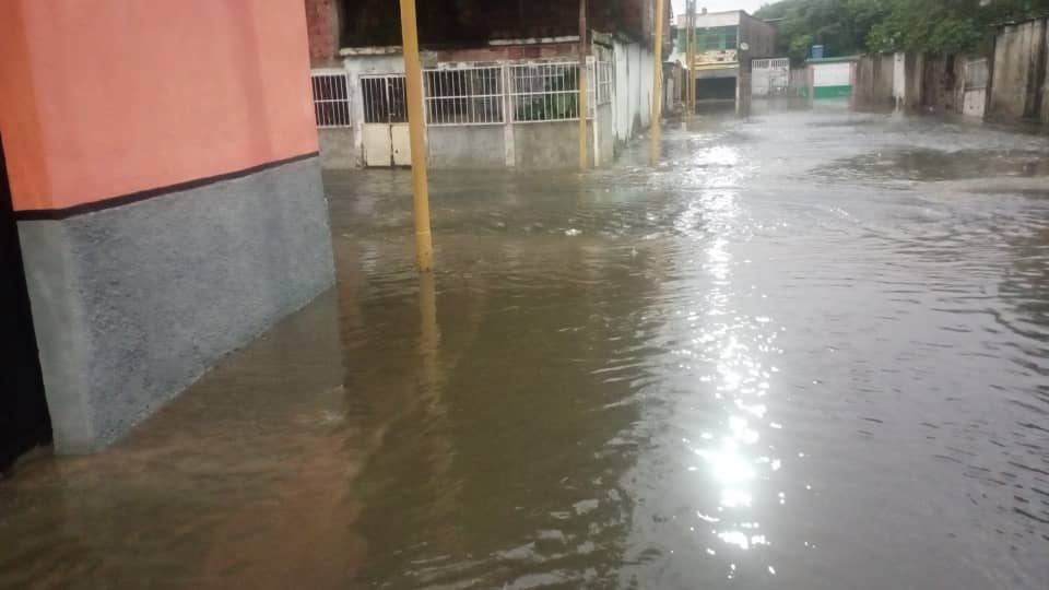 Primeras lluvias causan inundaciones en calles y avenidas de la Gran ...